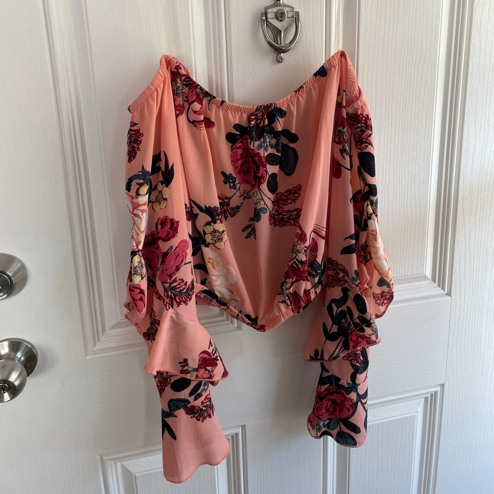 Crop top with sleeves